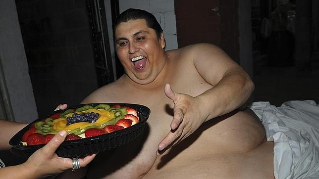 Mexican Manuel Uribe, one of the world's most obese individuals, enjoys a snack