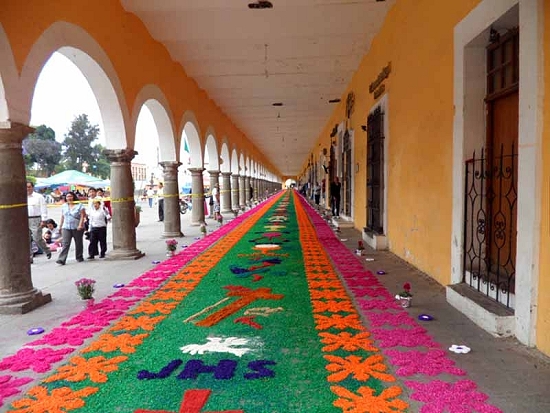 Portales in Cholula decorated for fiesta
