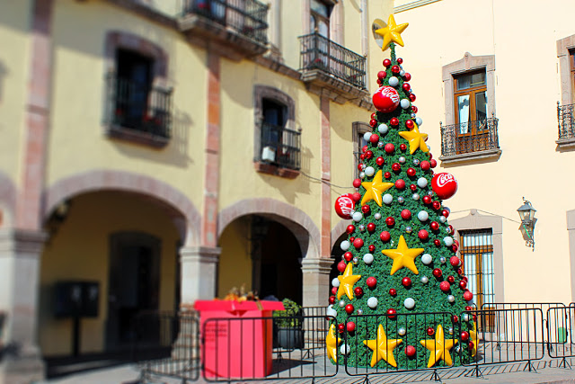 Artificial Christmas Tree with Coca-Cola decorations in Querétaro.